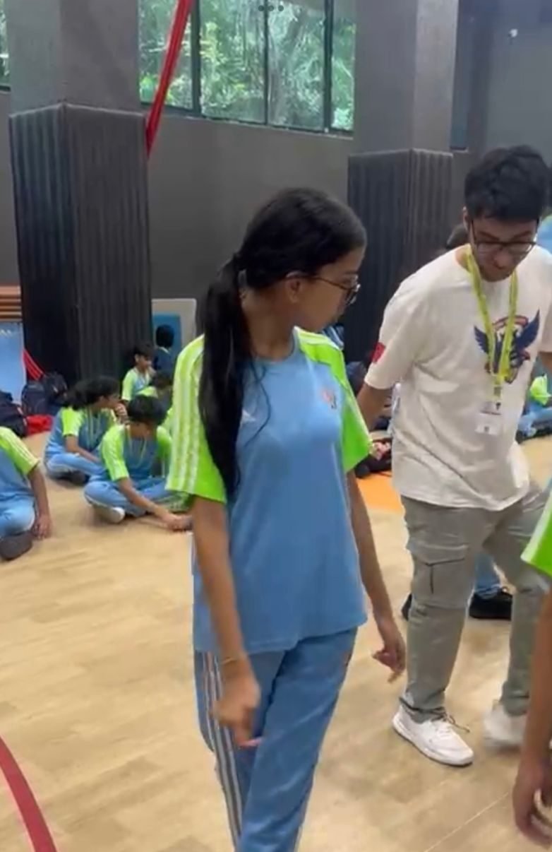 Ariana backstage in house colours during rehearsal